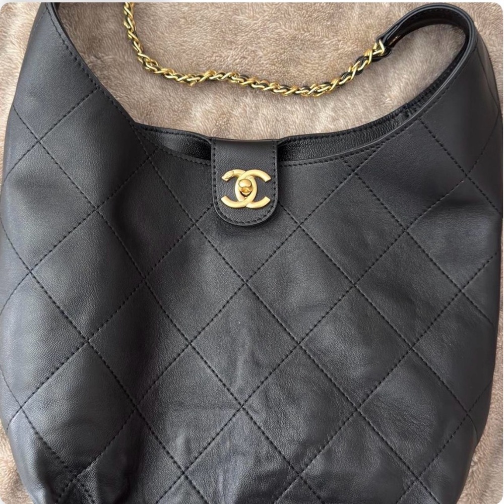 Elegant Black hobo Quilted Shoulder Bag - Picture 2 of 7